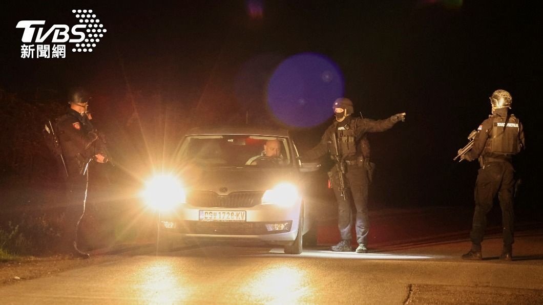 塞爾維亞警方荷槍實彈檢查路過車輛。（圖／達志影像路透社）