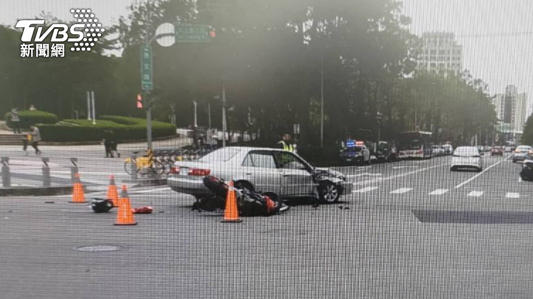 轎車和重機在路口發生碰撞。（圖／TVBS）