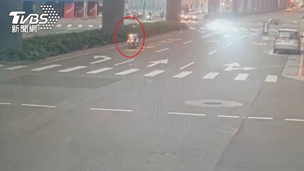 男大生逆向騎在快車道上。（圖／TVBS）