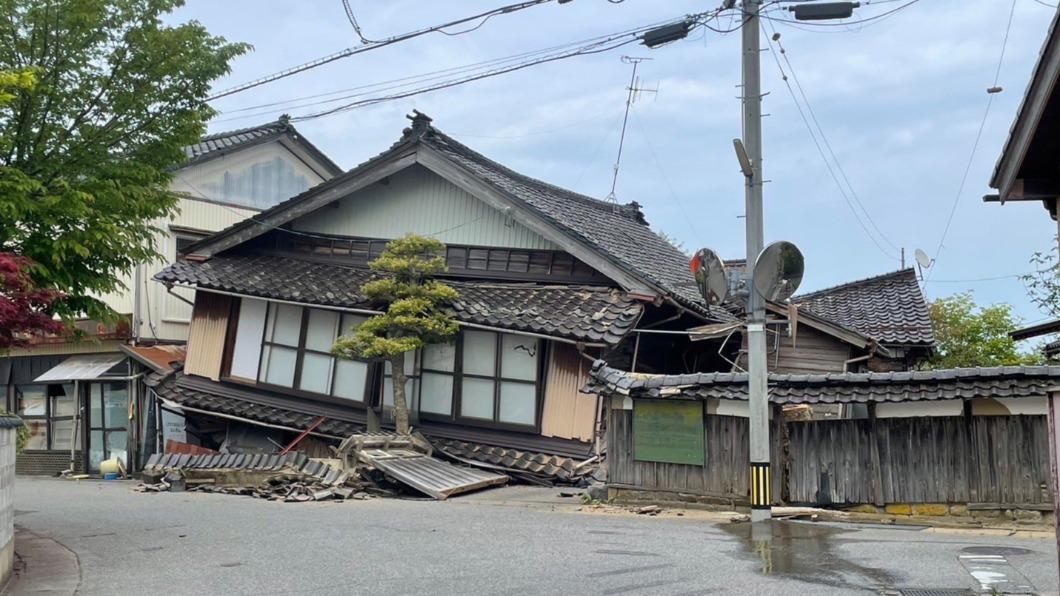 石川縣地震房屋倒塌。（圖／翻攝自＠@L8n5W5ie7QLqkWG推特）
