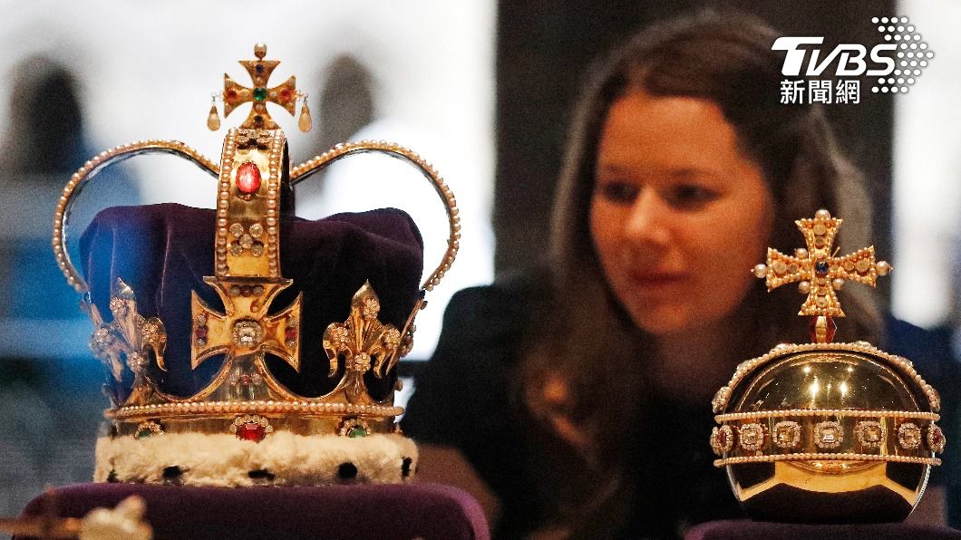 於今晚舉行的加冕典禮查爾斯三世將會佩帶「聖愛德華王冠」。（圖／達志影像美聯社）