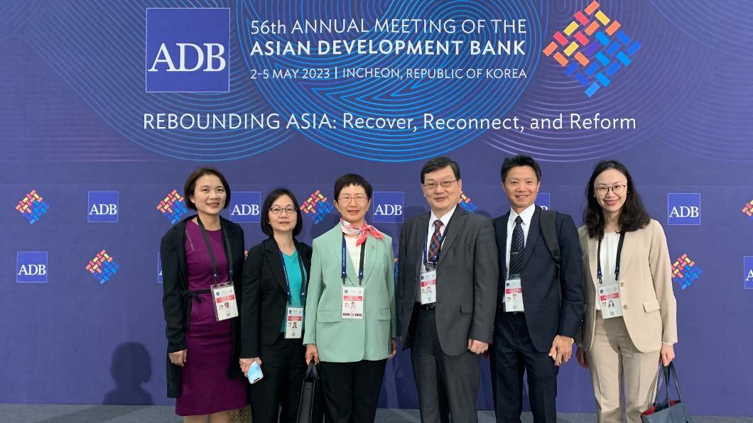 財政部長莊翠雲（左３）出席亞銀年會推動務實合作。（圖／財政部提供）