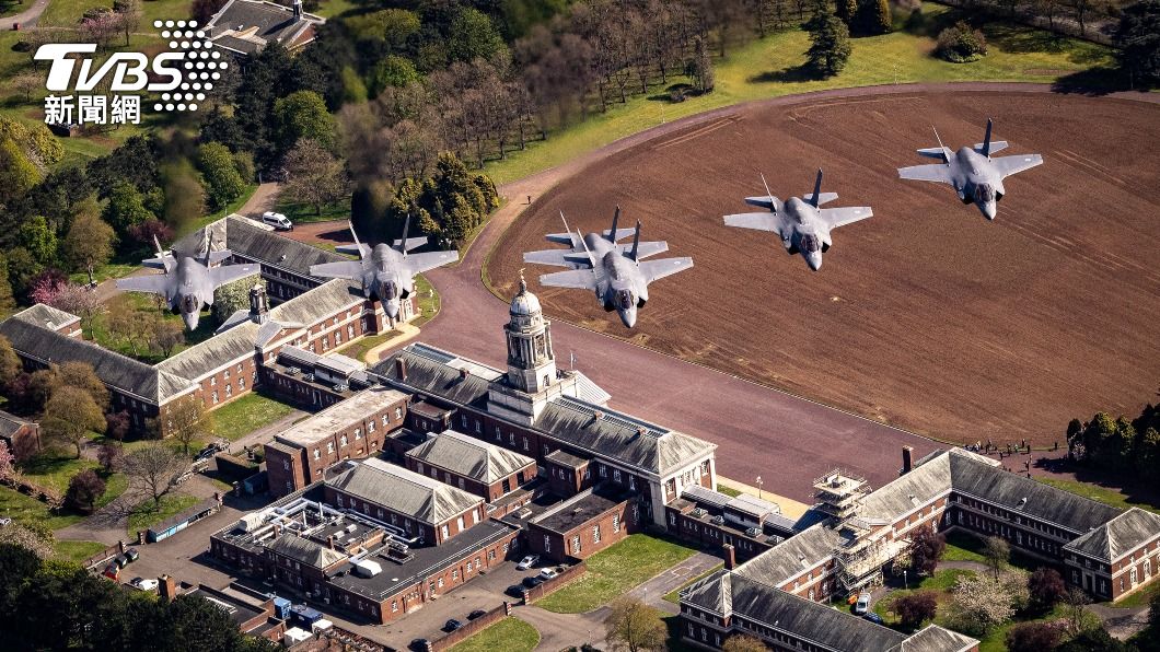 F-35B閃電II匿蹤戰鬥機4月下旬在英格蘭操演，飛越一所空軍軍校。（圖／英國國防部提供）
