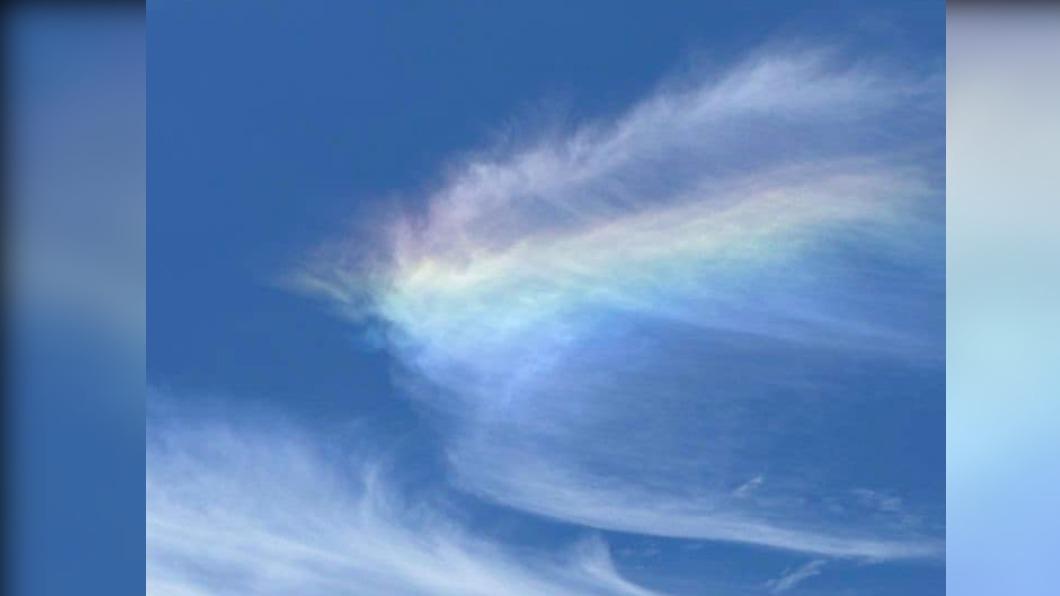 蔚藍的天空中出現罕見的彩虹雲。（圖／翻攝自台南式臉書）