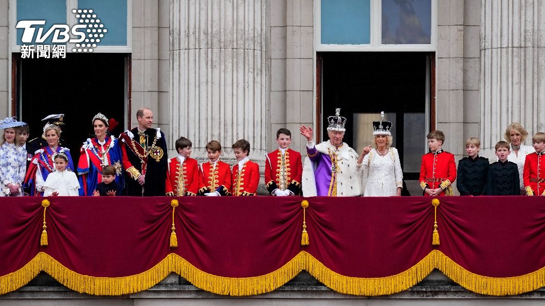 王室成員在白金漢宮陽台揮手致意，不過不見哈利王子蹤影。（圖／達志影像美聯社）