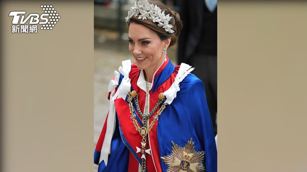 凱特王妃（Kate Middleton）穿象牙白連衣裙＋桂冠頭飾。（圖／達志影像美聯社）