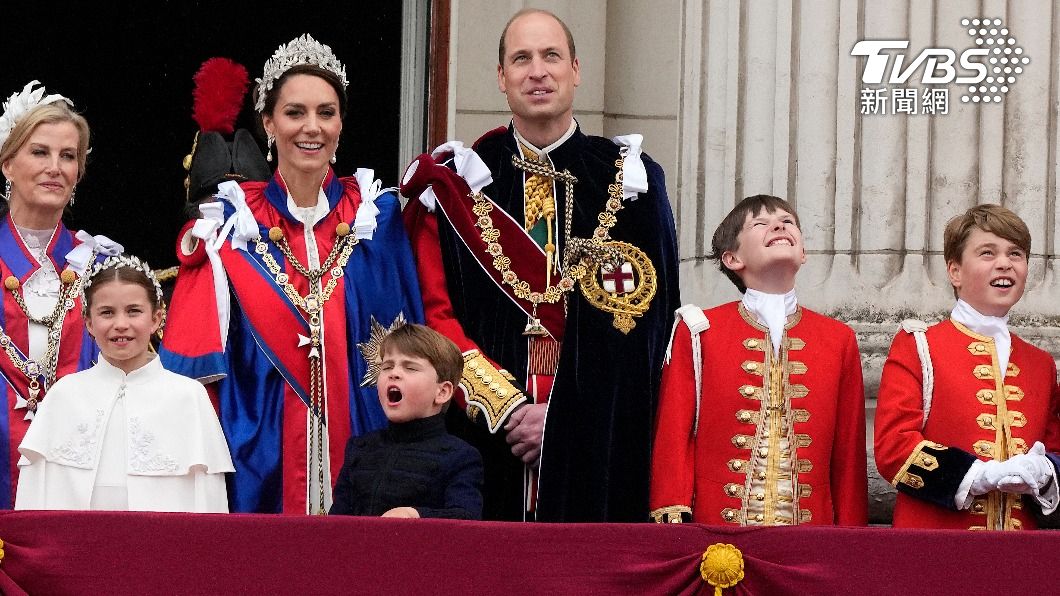 王室成員站在白金漢宮陽台欣賞空中分列式，路易小王子再創可愛表情包。（圖／達志影像美聯社）