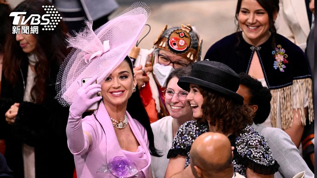 英王加冕禮，知名歌手凱蒂佩芮與眾多賓客自拍。（圖／達志影像美聯社）