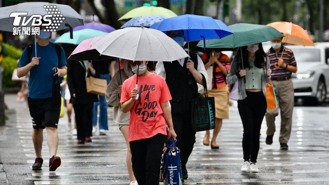 午後雷陣雨來襲，民眾外出記得帶傘。（圖／TVBS資料照）