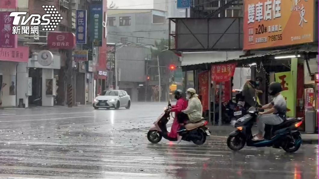 台南、高雄民眾淋濕了，狂呼：多下點。（圖／TVBS）