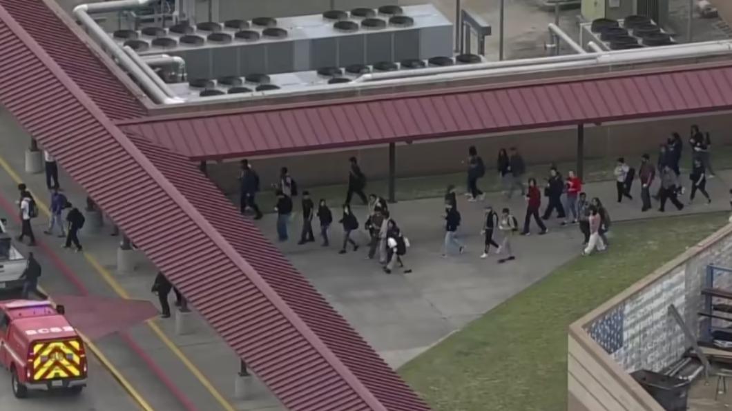 學生離開校園。（圖／翻攝自 KPRC 2 Houston）