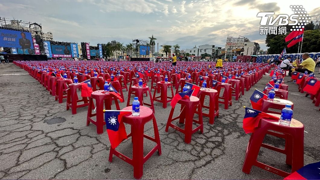 鳳山大造勢，6千椅子配6千國旗。（圖／林炫均攝）