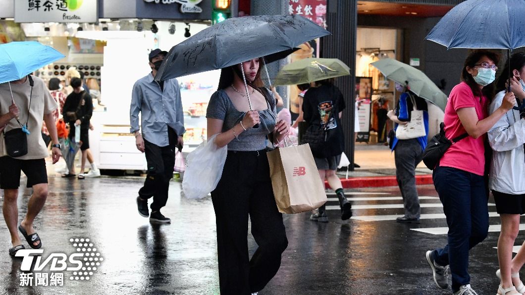 梅雨襲台，外出記得帶傘。（圖／胡瑞麒攝） 梅雨發威！12縣市大雨警戒　「放晴4天」又有鋒面來了