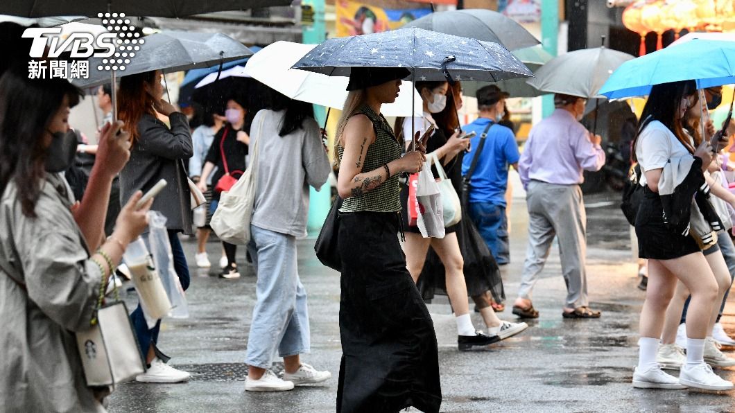 台灣持續受西南風影響，降雨警戒範圍擴大。（圖／胡瑞麒攝）
