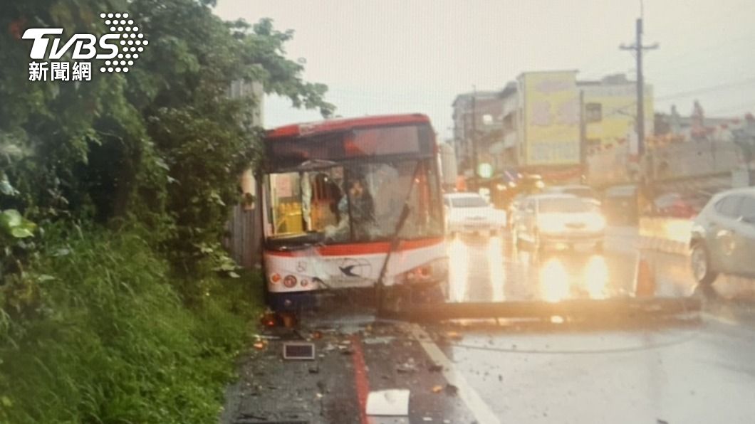 公車追撞轎車後連同電線桿也撞斷。（圖／TVBS）
