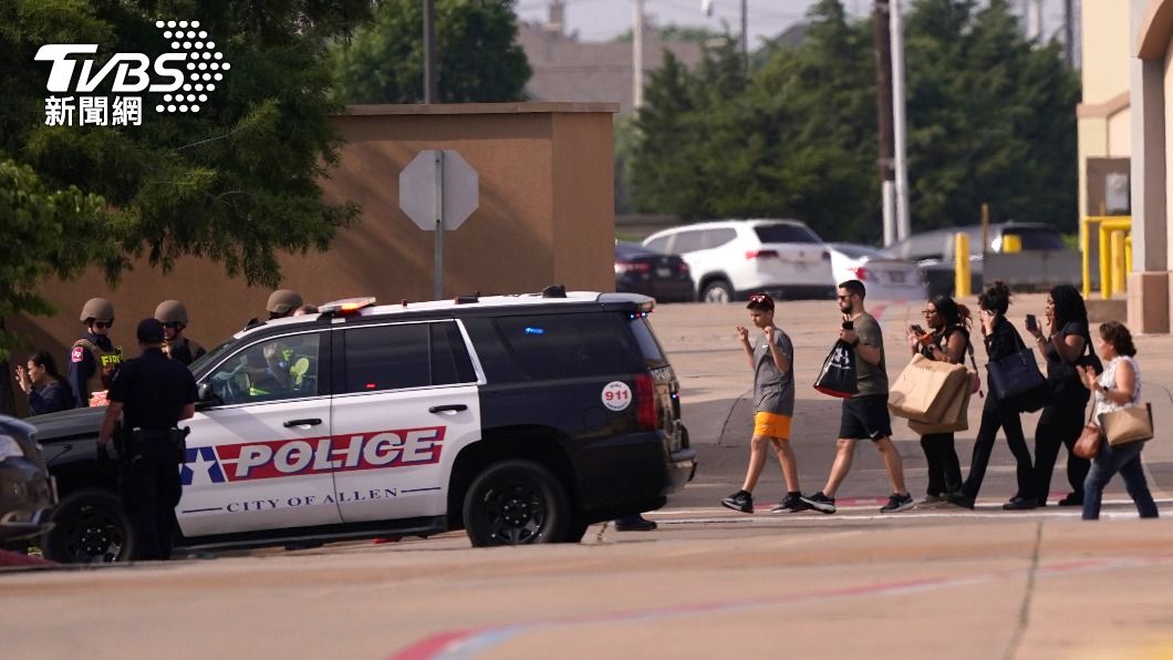 美德州發生槍擊案，民眾依警方指示離開商場。（圖／達志影像美聯社）