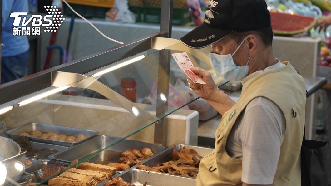 圖為民眾在市場選購熟食。（圖／中央社）