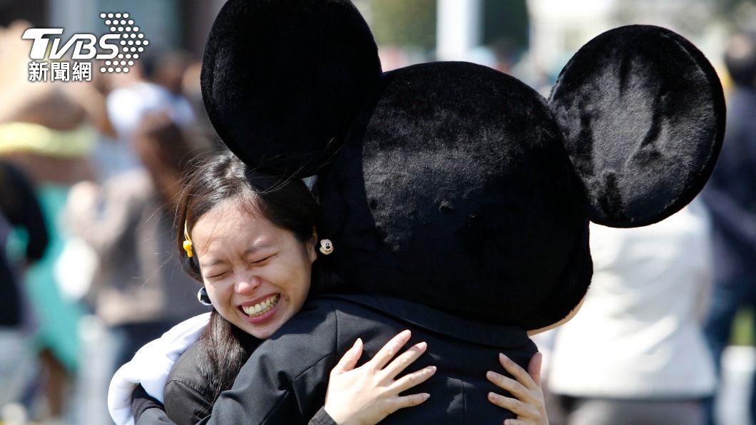 遊客在東京迪士尼與米奇熱烈擁抱。（圖／達志影像路透社）