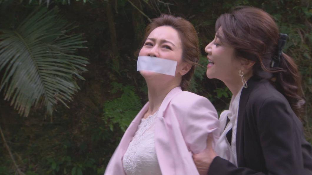 游詩璟（左）劇中在自己的婚禮上被袁儷拉綁架。（圖／台視提供）