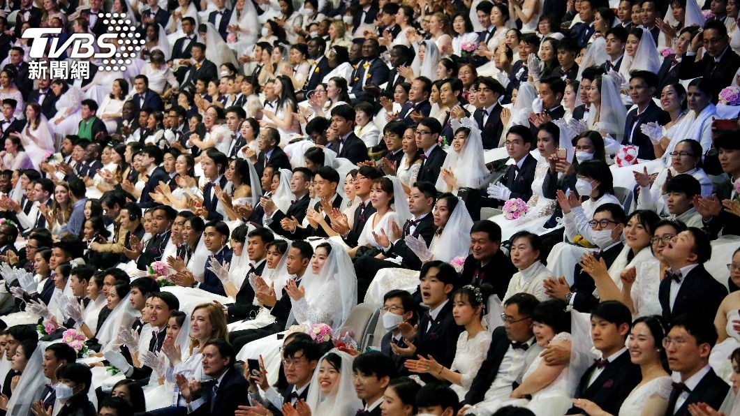 圖為韓國統一教2020年舉辦的國際集體婚禮。（圖／達志影像路透社）