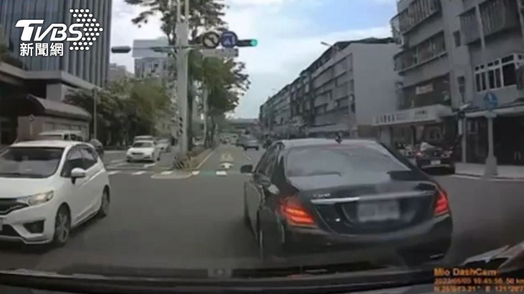 路口綠燈但前車急煞。（圖／TVBS）