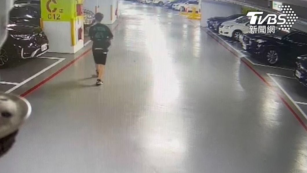 竊賊在新竹巨城購物中心停車場找車偷竊。（圖／警方提供）