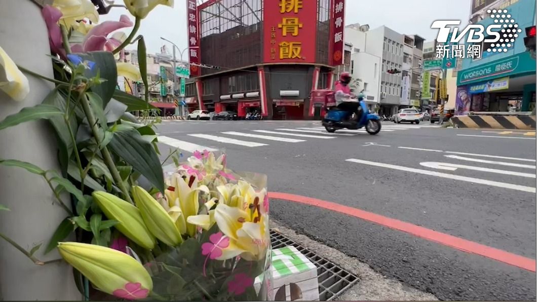 3歲女母親節前遭撞亡，民眾不捨獻花。（圖／TVBS）