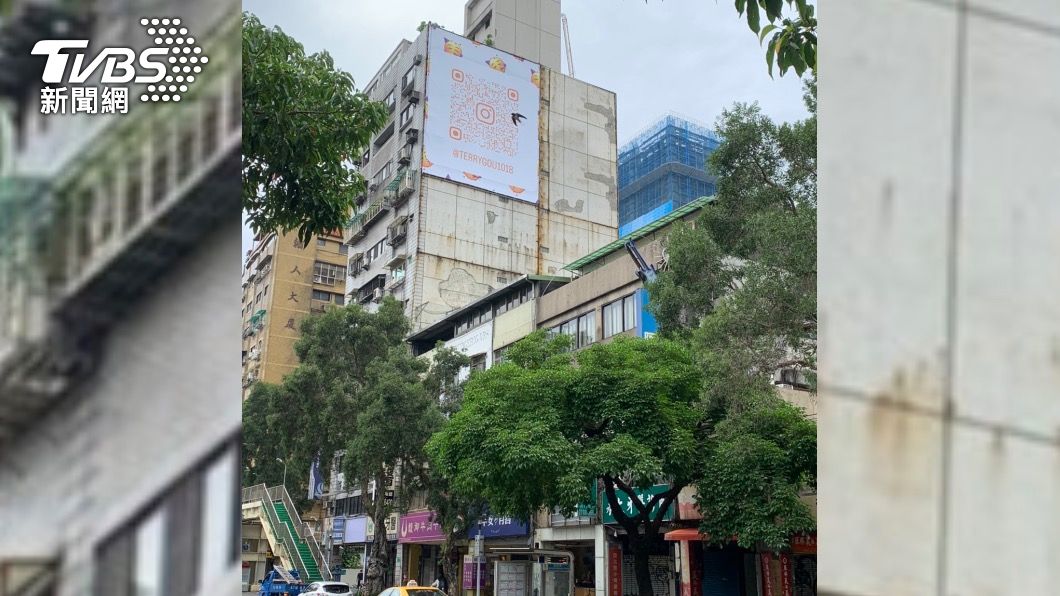 台北市路上出現掛著郭台銘IG連結的看板。（圖／TVBS）