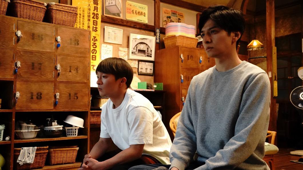 生田斗真與濱田岳（左）在片中飾演水火不容的兄弟檔。（圖／采昌提供）