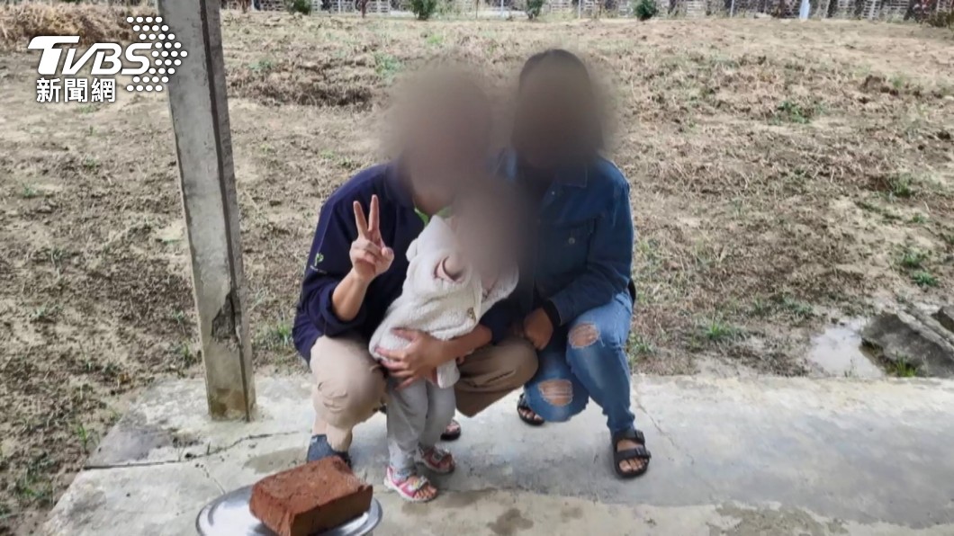 台南3歲女童遭左轉車搶快撞上身亡。（圖／TVBS） 女童命喪斑馬線！網紅憶牽女兒過馬路「險遭撞」　不敢看影片…
