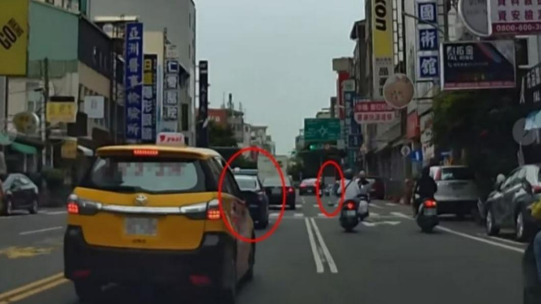 台南警車都不讓行人，白髮伯卡斑馬線。（圖／翻攝自台南大小事）