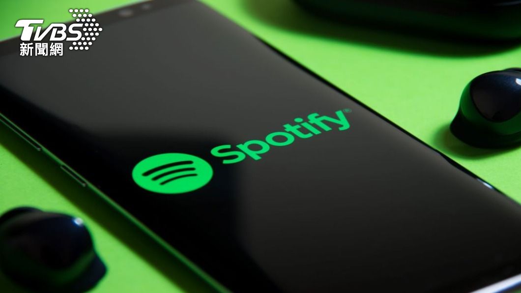 全球音樂串流平台Spotify宣布，最近將陸續下架由AI平台生成的上萬首歌曲，以保障原創者的版權收入。（圖／shutterstock）
