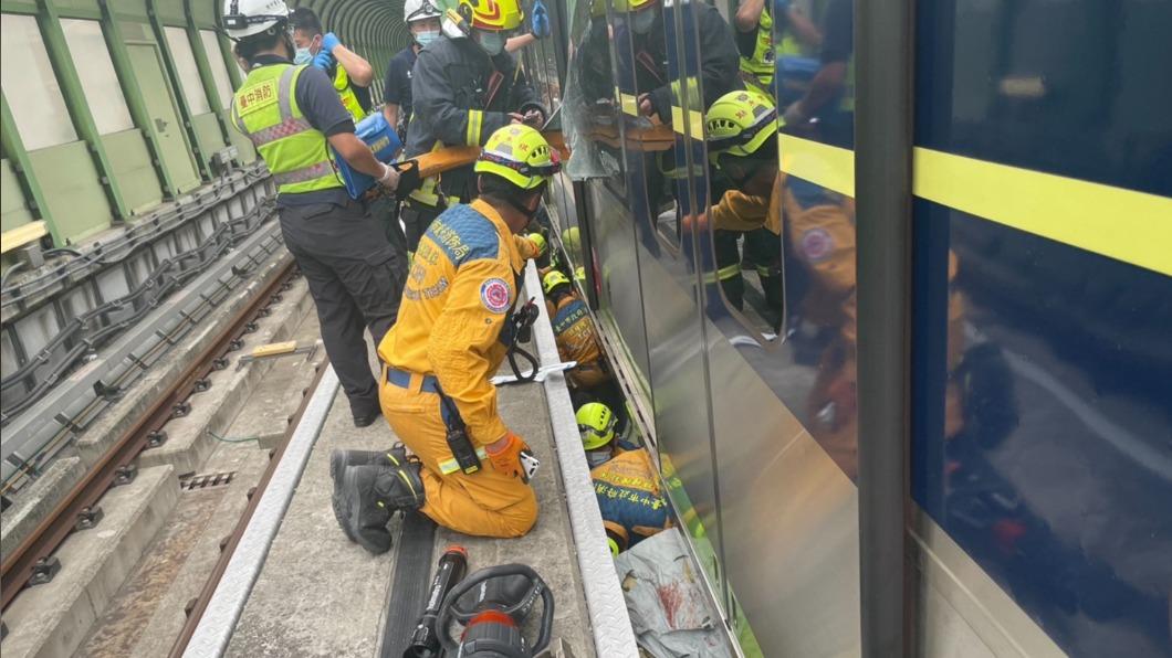消防員緊急救援，發現有乘客死在車底。（圖／台中消防局）