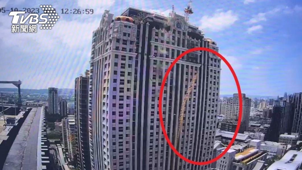 塔吊業者疑因操作吊臂不慎撞上結構外牆。（圖／TVBS）