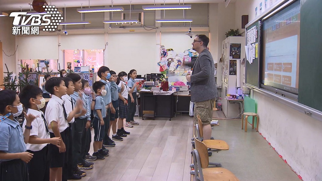 U.S. language expert shares holiday joy at Kaohsiung school (TVBS News) U.S. language expert shares holiday joy at Kaohsiung school