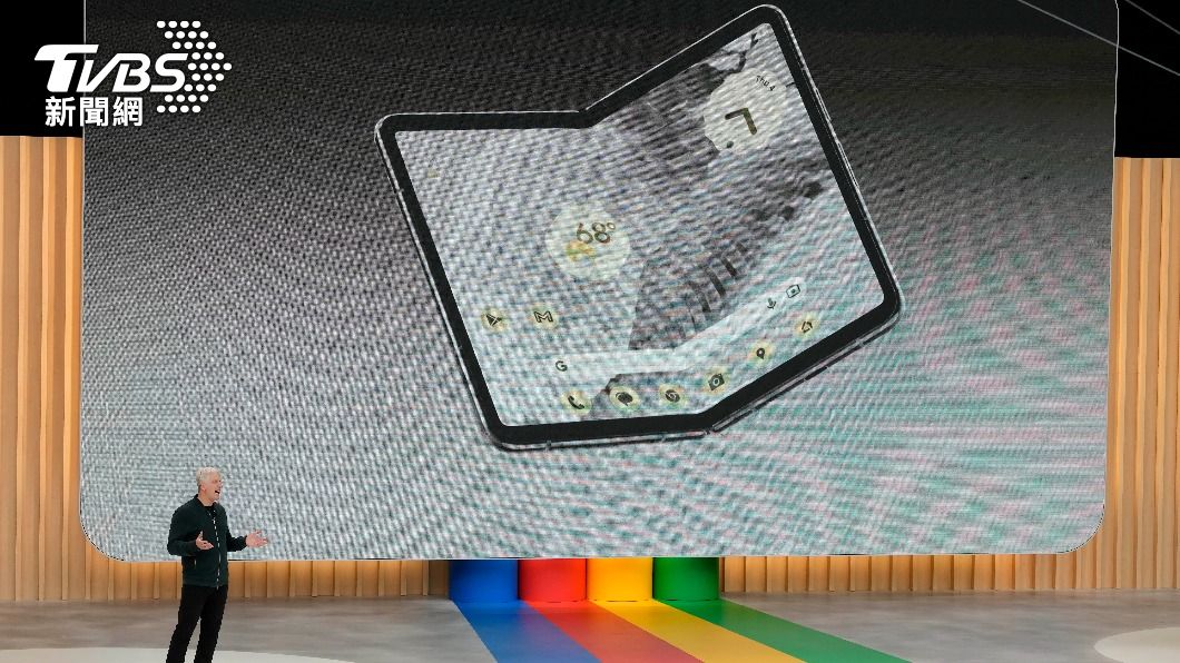 Google推出首款摺疊手機「Pixel Fold」。（圖／達志影像美聯社） Google推首款摺疊手機Pixel Fold！ 售價5.5萬起跳　