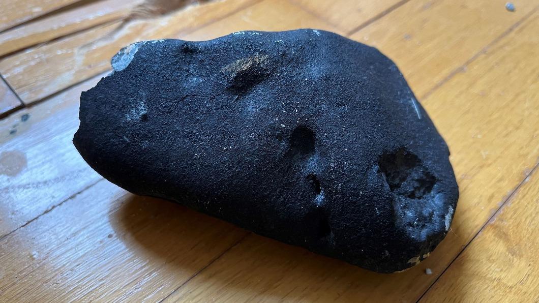 3公斤隕石砸穿美民宅屋頂，估計至少40億年歷史。（圖／翻攝自《CBS》）