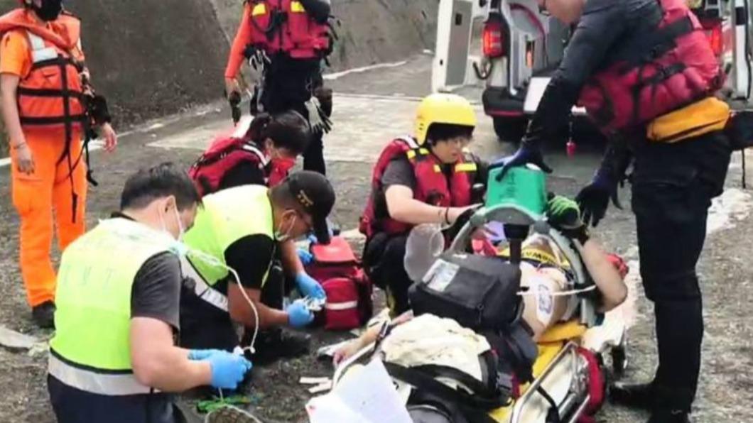 消防人員在海上將男子救起，已無生命跡象，進行ＣＰＲ後送往瑞芳礦工醫院。（圖／新北市消防局提供）