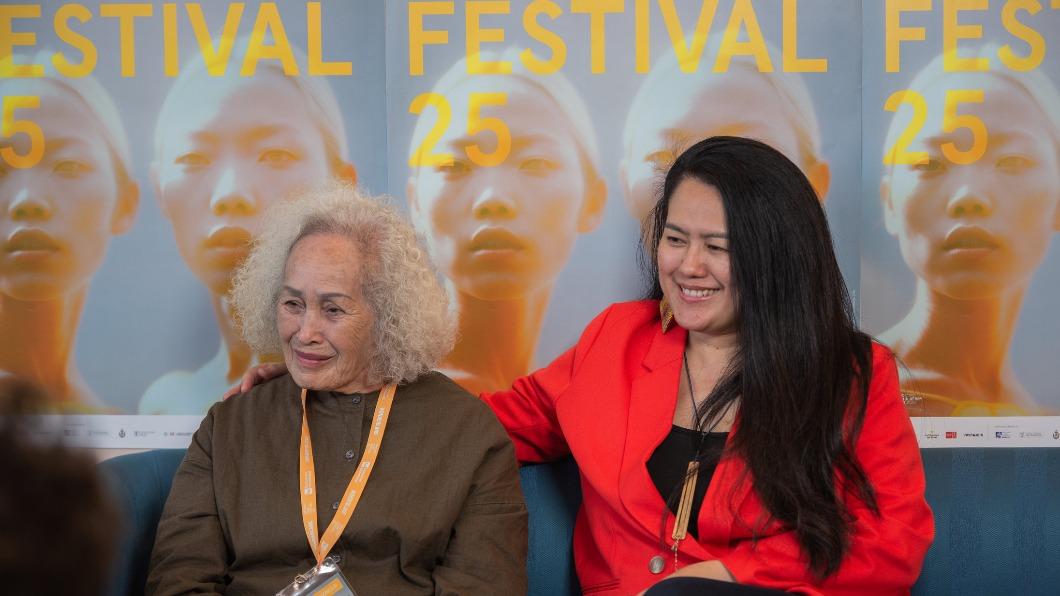 75歲林詹珍妹與導演陳潔瑤代表《哈勇家》參與義大利遠東電影節。（圖／華映娛樂提供）