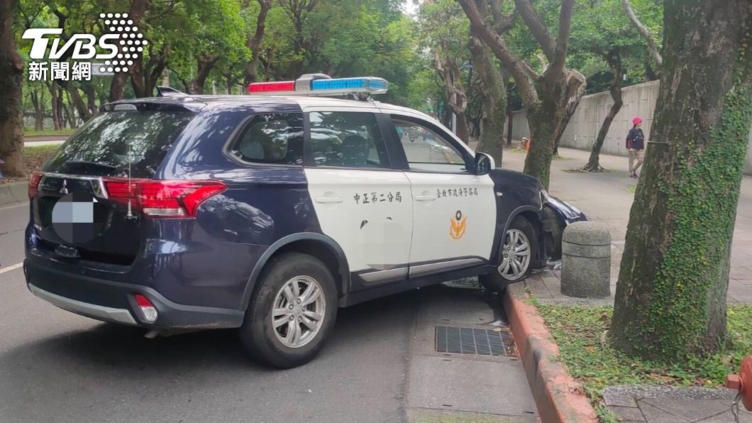 總統官邸旁發生警車自撞意外。（圖／TVBS）