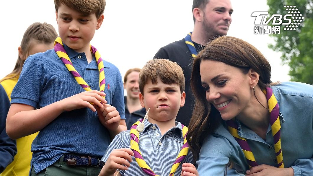 威廉王子和凱特王妃與3個孩子一起出公務。（圖／達志影像美聯社）