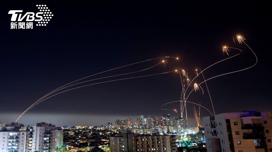 以色列鐵穹系統攔截來自加薩走廊的飛彈。（圖／達志影像路透社）
