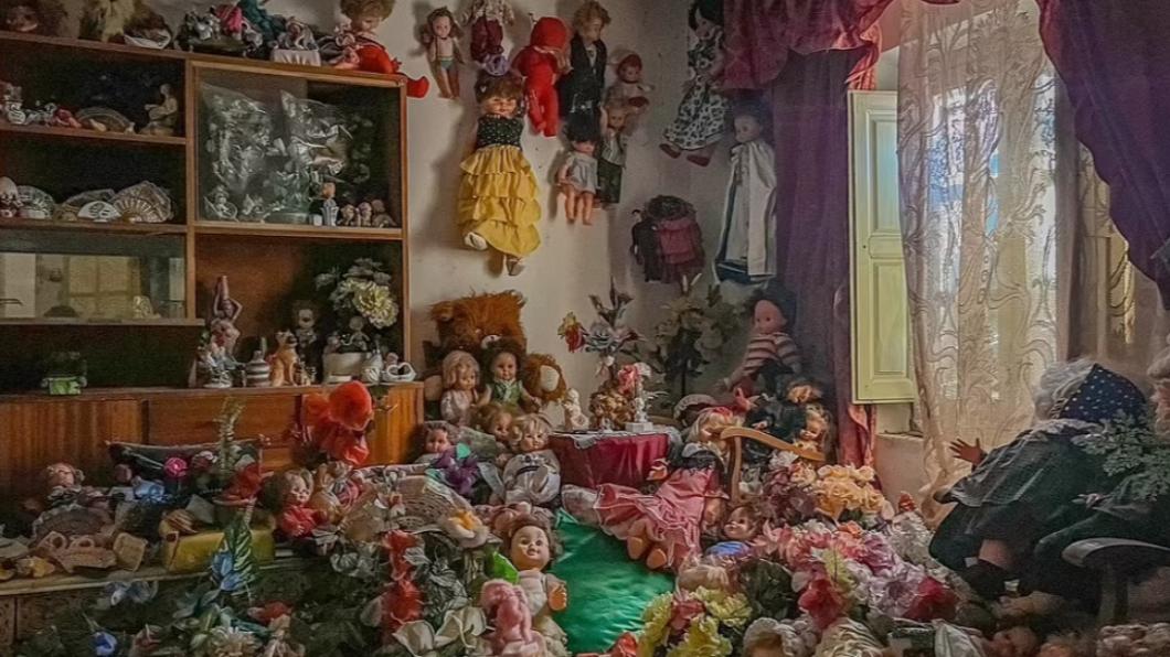 西班牙塞維利亞（Seville）廢棄屋裡堆滿娃娃，畫面十分詭異。（圖／翻攝自《每日郵報》）