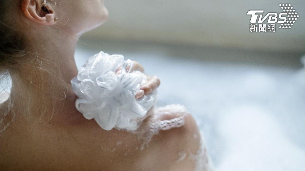 女子因天氣熱，一天洗10幾次澡。（示意圖，非當事人／Shutterstock達志影像）
