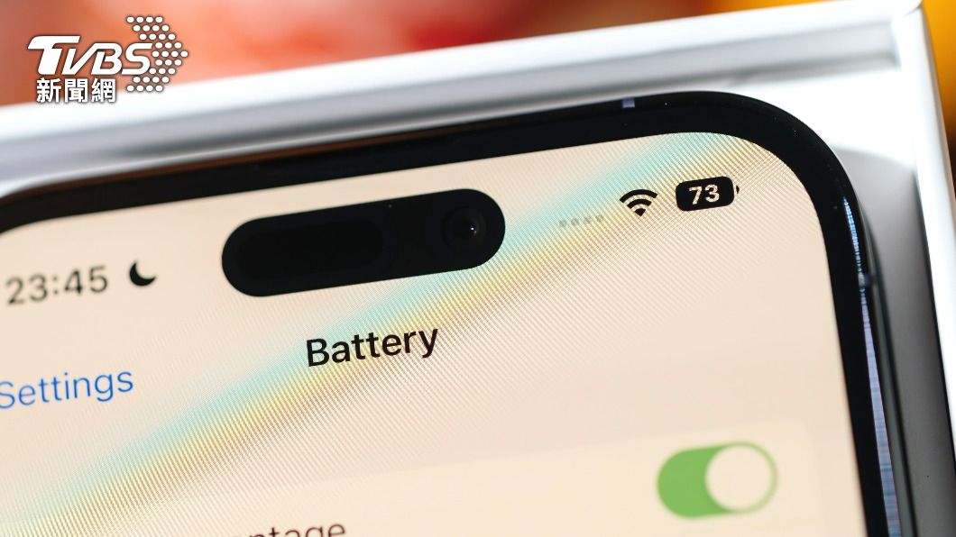 網友發現全新iPhone 15系列手機可以查看電池製造日期。（示意圖／shutterstock 達志影像）