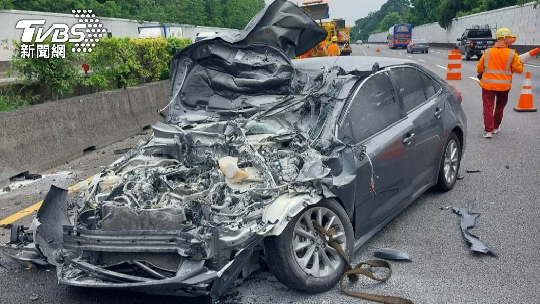 劉男的轎車車頭炸裂。（圖／TVBS）
