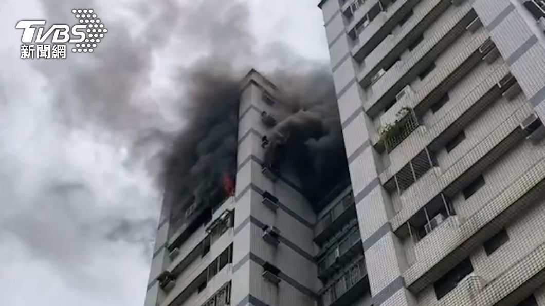 火煙從大樓13樓竄出。（圖／TVBS）