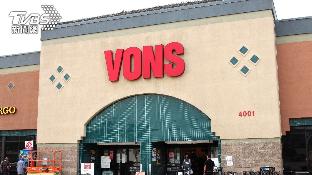 男子在美國連鎖超市旺斯（Vons）工作。（示意圖／達志影像shutterstock）