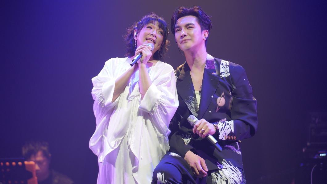 趙詠華（左）舉辦生日演唱會，謝佳見驚喜現身對唱〈因為愛情〉。（圖／寬宏藝術提供）