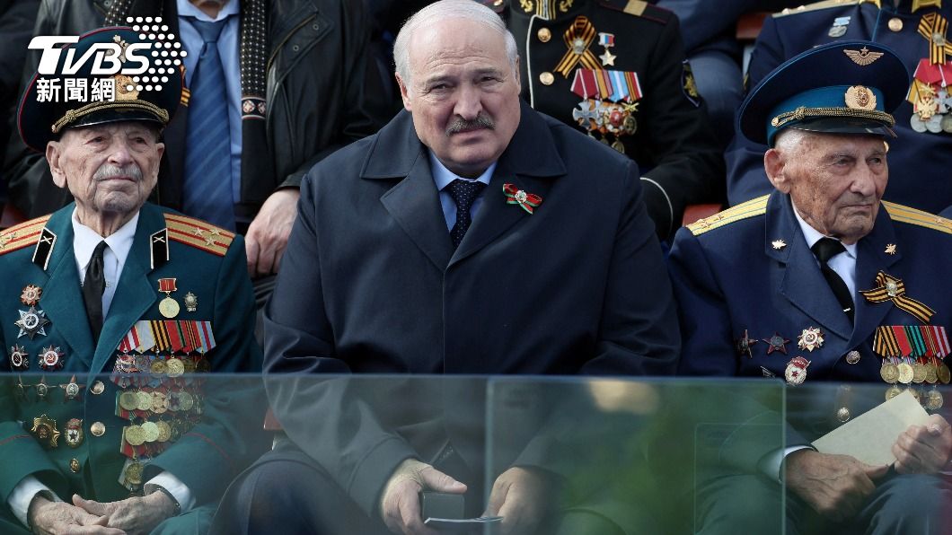 盧卡申科（Alexander Lukashenko）在9日勝利日（Victory Day）慶祝活動上，神情疲憊且右手纏著繃帶。（圖／達志影像路透社）